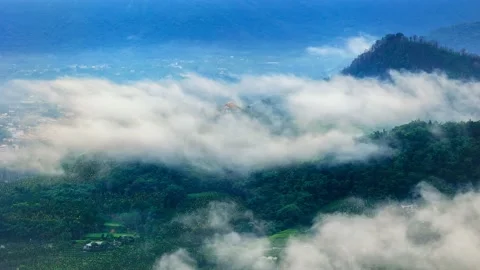 MOUNTAIN WITH FLYING CLOUDS IN TAIWAN Video stock 200894920