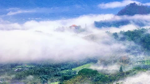 MOUNTAIN WITH FLYING CLOUDS IN TAIWAN Stock-Footage 201276533