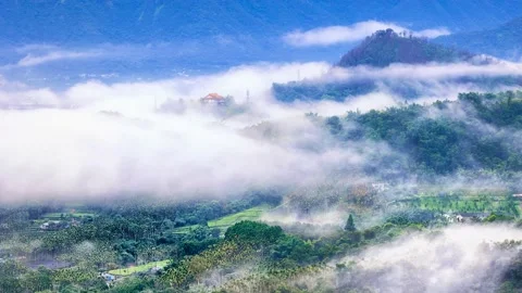 MOUNTAIN WITH FLYING CLOUDS IN TAIWAN Stock-Footage 201276553
