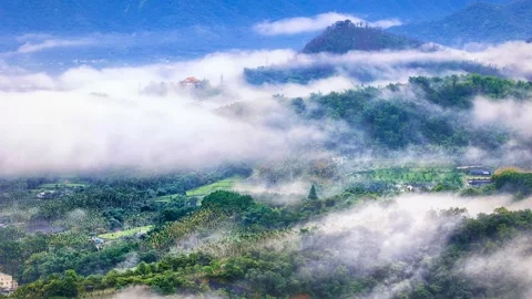 MOUNTAIN WITH FLYING CLOUDS IN TAIWAN Stock-Footage 201276557