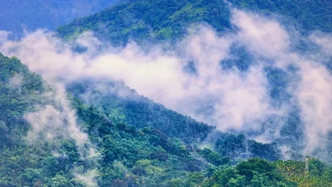 MOUNTAIN WITH FLYING CLOUDS IN TAIWAN Stock-Footage 201295708
