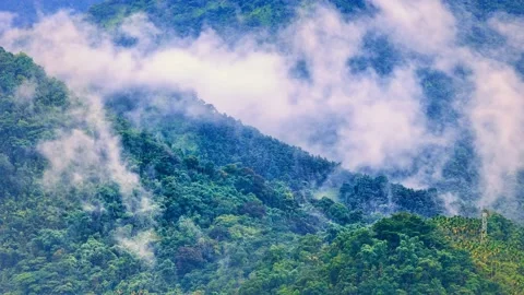 MOUNTAIN WITH FLYING CLOUDS IN TAIWAN Video stock 201295735