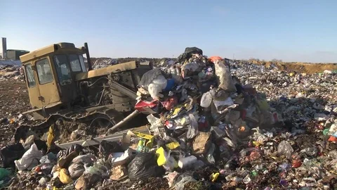 Mountain Of Garbage Waste Plastic Bottles Packages Of Rotting Food Stockbeeldmateriaal 71653454