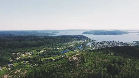 A mountain with green big trees, a small town with houses in the distance Vidéo 161824520