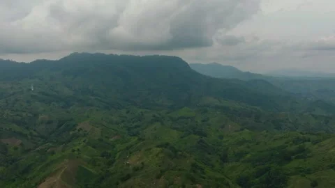 Mountain with green hills in the Philippines. Vídeo Stock 250502705