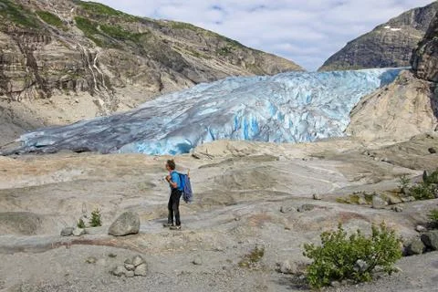 A mountain guide in front of Nigardsbreen, a glacier arm of the large Foto stock