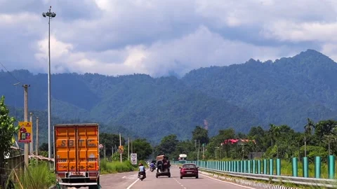 Mountain Highway with Traffic and Forested Hills 库存影片 346236428