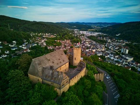 On the mountain is a hilltop castle with a tower Stock-Fotos