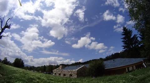 Mountain house under the clouds timelapse 動画素材 40714720