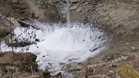 A Mountain of Ice under Yahoo Falls Winter Time Vidéo 90596466