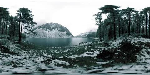 Mountain lake 360 vr at the winter time. Wild nature and mount valley. Green Vidéo 155117233