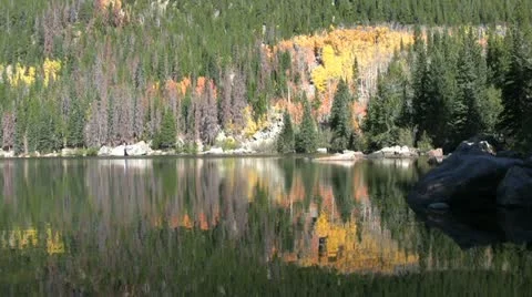 Mountain Lake in Fall Vídeos de archivo 12579279