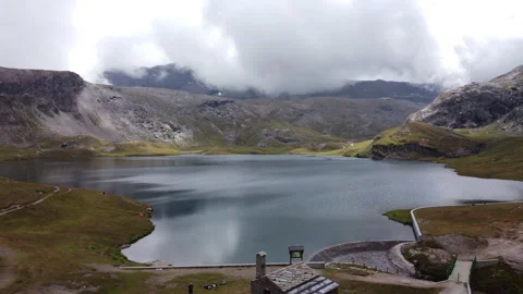 Mountain lake 動画素材 166679451