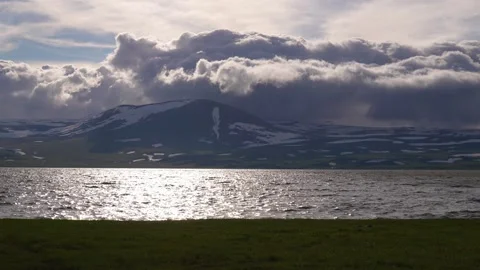 Mountain lake landscape with sun reflection and moving clouds 库存影片 339501532