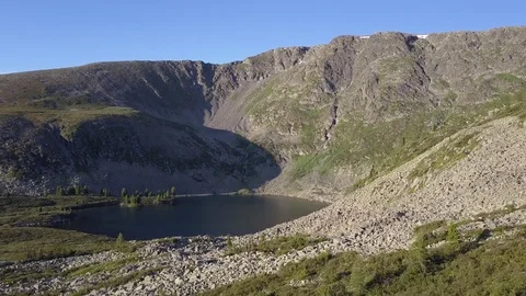 Mountain lake Manas. Side aerial flight under stones. Altai. 動画素材 84565327