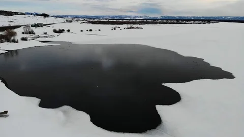 Mountain Lake Melting in Spring 库存影片 105625573