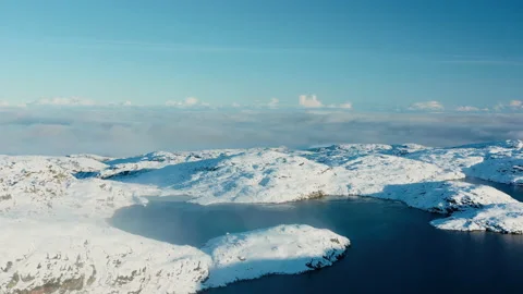 A mountain lake in the middle of snow-capped mountains. Alaska's Landscape. Vídeo Stock 145631387