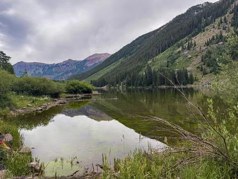 Mountain Lake Reflection Under Overcast Skies Foto stock