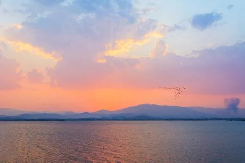Mountain in lake at sunset with reflection Stock-Fotos