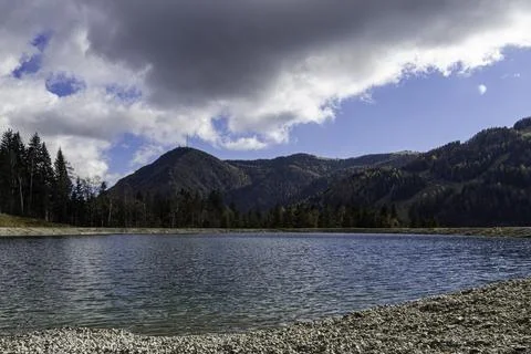 Mountain lake under a dramatic cloudy sky in the Austrian Alps Foto stock