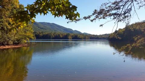 Mountain Lake View Through Trees Foto stock