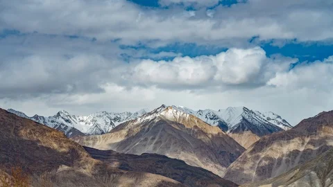 Mountain landscape background this way go to Nubra Valley, Leh Ladakh, India 库存影片 107479534