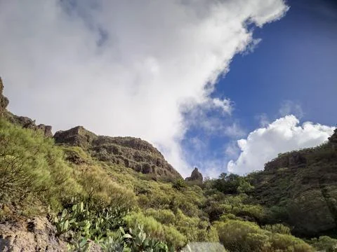 Mountain landscape with dramatic clouds and blue sky Foto stock