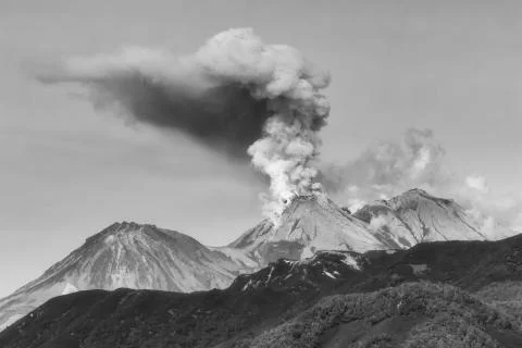 Mountain landscape, dramatic view of eruption of volcano, plume of gas, steam Foto stock