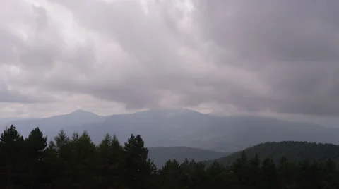 Mountain landscape in the middle of the clouds 4K Timelapse Vídeo Stock 41571121