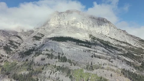 Mountain Landscape Overlooking Saskatchewan River, Alberta 스톡 동영상 344772473