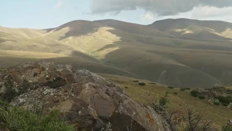 Mountain Landscape with Rolling Hills Assy Plateau Kazakhstan Vidéo 334047760
