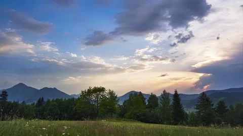 Mountain landscape in summer at sunset, Sunbeams from behind the clouds Stock-Footage 200814562