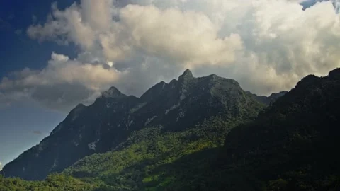 Mountain landscape time lapse of moving clouds in Doi Chiang Dao, Chiang Mai Stockbeeldmateriaal 166093349