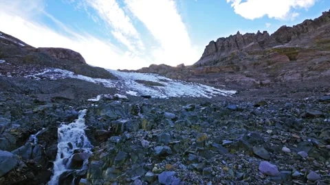 Mountain Landscape View of Glacier Basin Trail and Inter Glacier in Mount Rainie Stockbeeldmateriaal 332141935