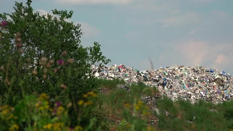 Mountain large garbage pile and pollution,Pile of stink and toxic residue Vídeos de archivo 136510750