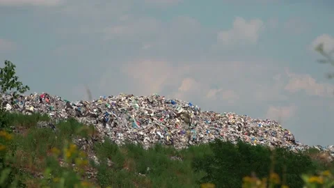 Mountain large garbage pile and pollution,Pile of stink and toxic residue Vídeos de archivo 136510820