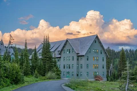 Mountain lodge in Washington state with dramatic clouds 스톡 사진