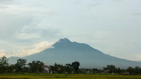 Mountain Merapi and cloud timelapse Video stock 104832936