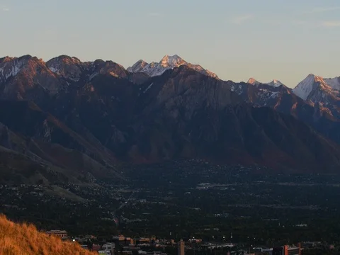 Mountain pan right sunset Vídeos de archivo 84291475