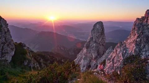 Mountain panorama at sunset in the summer, clear sky, sharp rocks in te rays of Stock-Footage 210230674