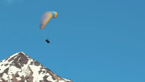 Mountain parachuting over blue sky. Parachuter flying calmly and enjoying nature Video stock 197701980