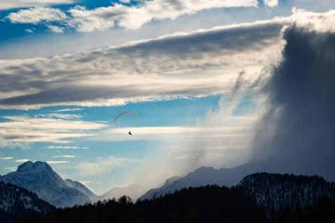 Mountain paragliding between wind and clouds Fotos Stock