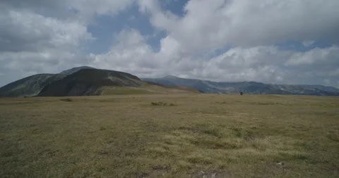 Mountain Parang landscape under cloudy sky 4K 60fps video Vidéo 265942937