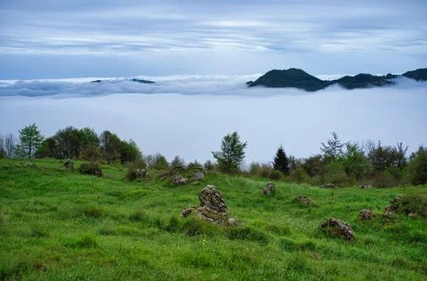 Mountain path above the clouds Foto stock