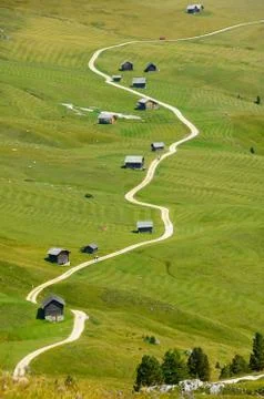 Mountain path between the huts Foto stock