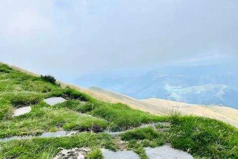 Mountain Path with Green Grass and Blue Sky Stock-Fotos