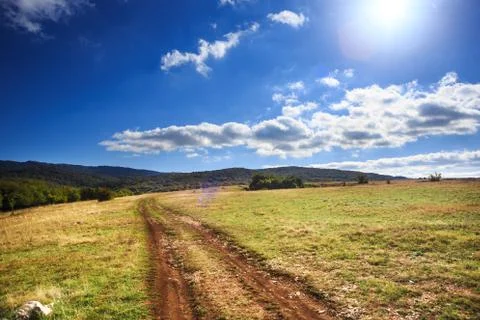 Mountain path leads through plain with beautiful scenic mountain landscape .. Foto stock