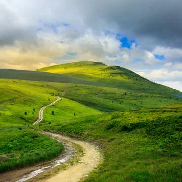 Mountain path uphill to the sky Foto stock