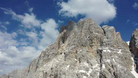 Mountain peak and moving clouds 動画素材 119126030