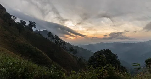 Mountain Peak Clouds at Dawn (4K Time-lapse Video stock 107912609